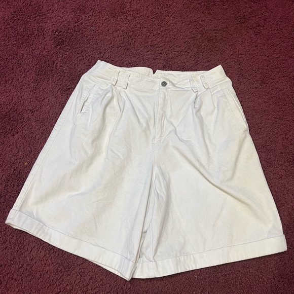 Womens white pleated shorts with one pocket on back that buttons up ! - Picture 1 of 3